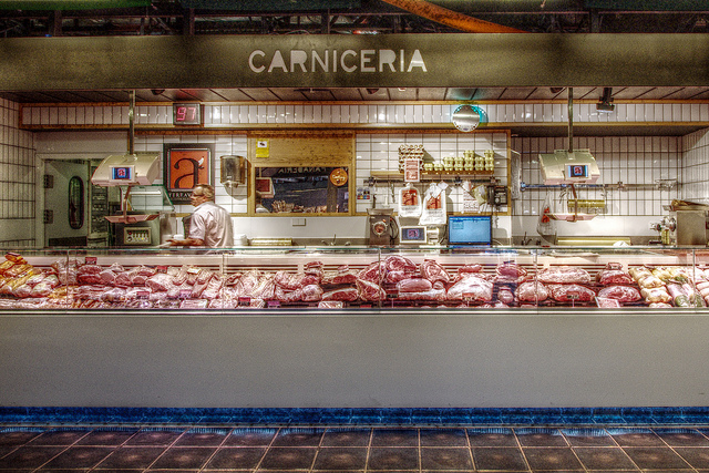 Butcher shop at the Mercado. Taken by Felipe Gabaldón via Flickr.