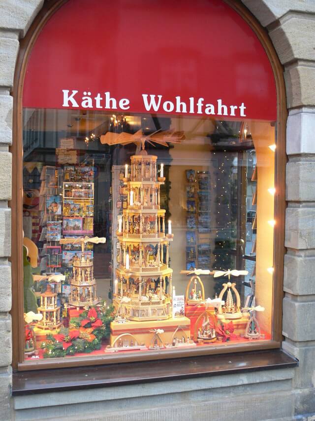 Käthe Wohlfahrt shop in Germany. Taken by By Photo: Andreas Praefcke (Own work (own photograph)) [Public domain], via Wikimedia Commons.