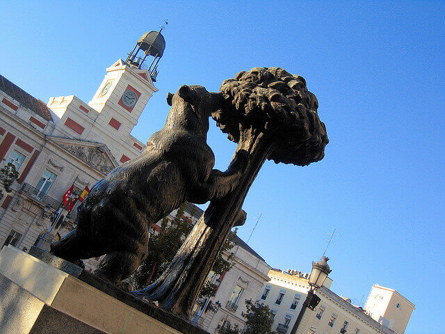 Oso y El Madroño statue. Taken by Tomás Fano via Flickr.