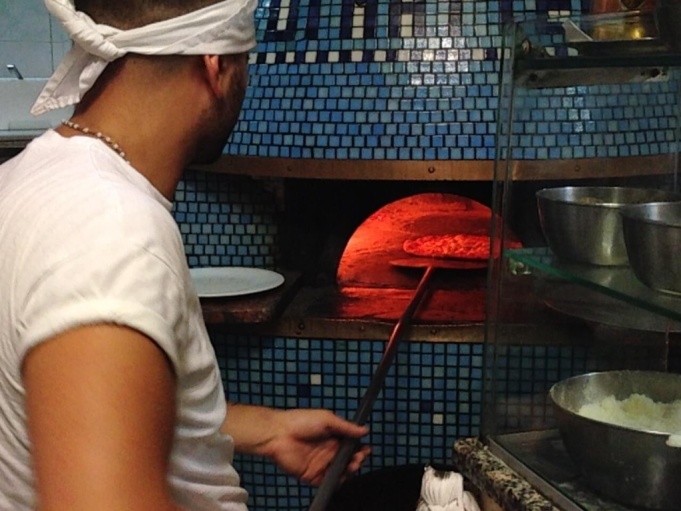 Pizza master at di Matteo.